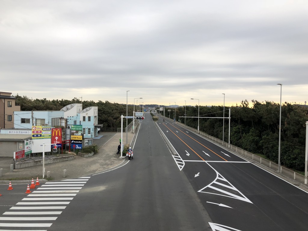 歩道橋より江ノ島方面を望む