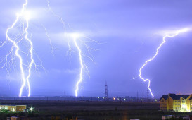 800px-Lightning_over_Oradea_Romania_3