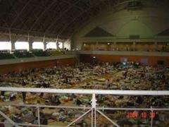震災後の避難所は被災者で溢れる(新潟県小千谷体育館にて)