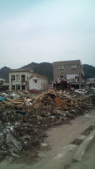 海沿いの街は大津波に流されて壊滅的な姿に