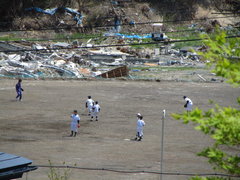 今日の現場近くの学校で練習する野球少年たち