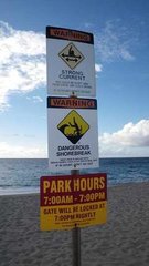 危険な要素を海浜利用者に知らせるﾊﾜｲの看板